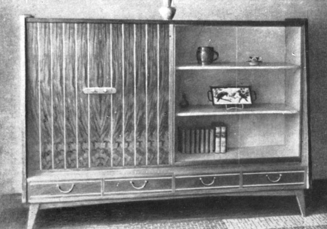 Шкаф для жилой комнаты, облицованный кленовой фанерой с интарсией (ГДР)
