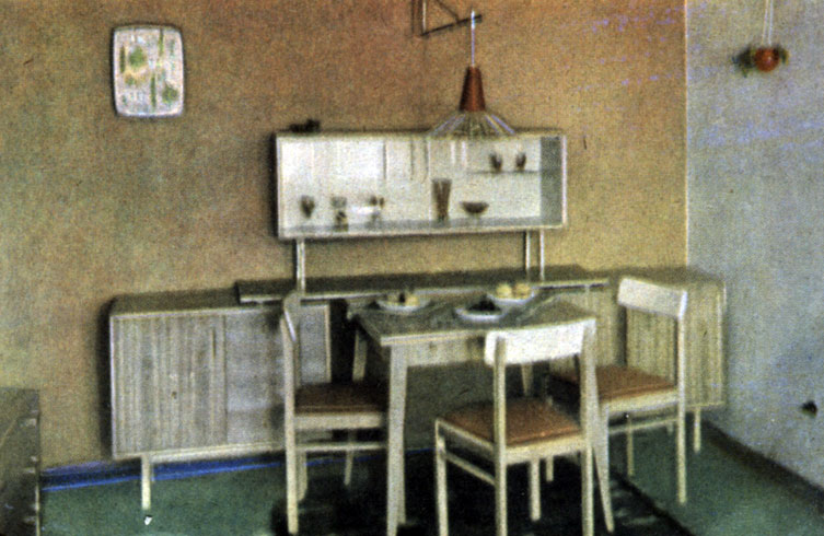 Уголок с обеденным столом. Ленинградское высшее художественно-промышленное училище имени В. Мухиной
